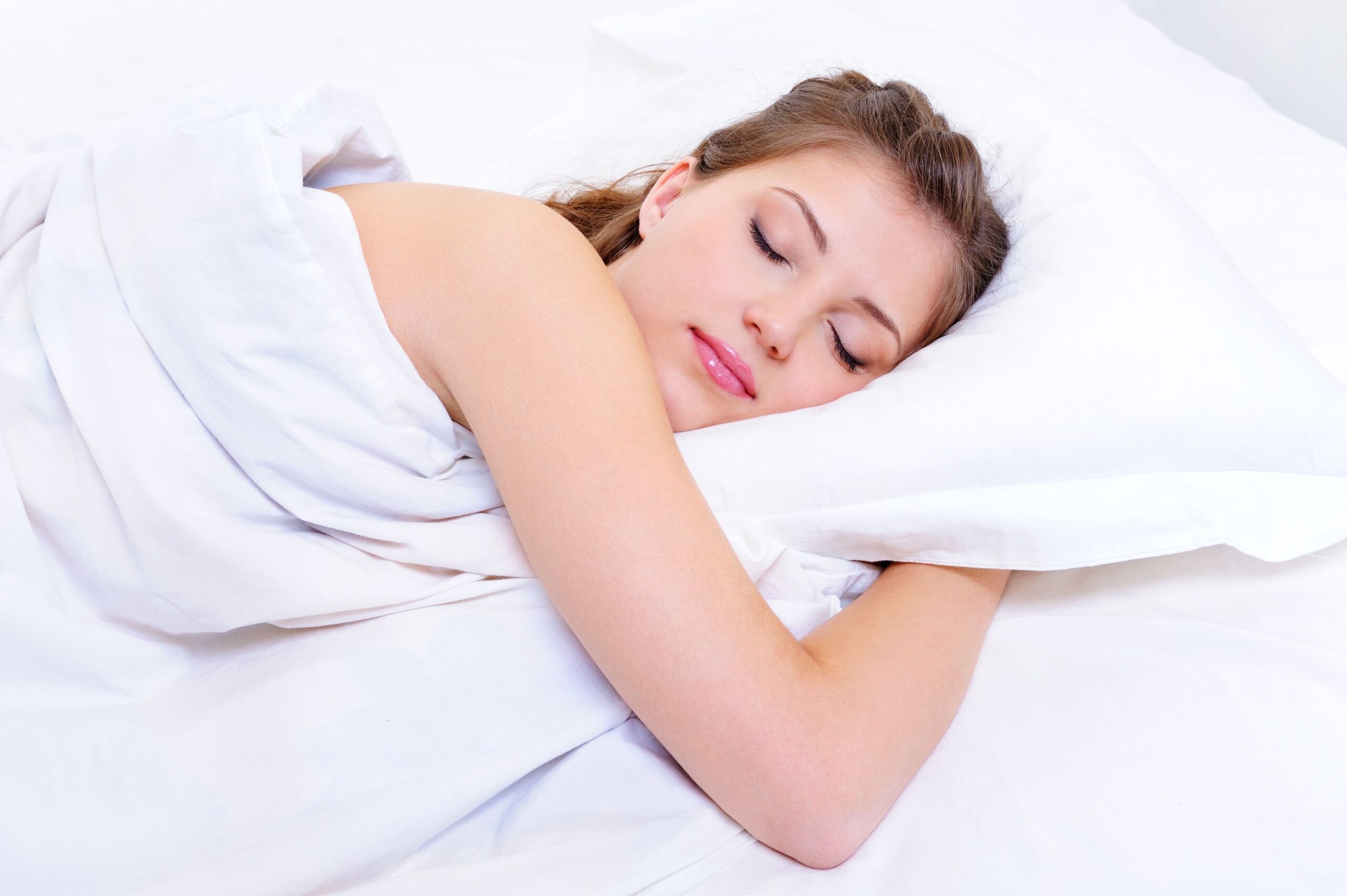 mujer_blanca_durmiendo woman sleeping in her bed with white sheets